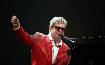 Elton John in lacrime canta per il suo amico George Michael