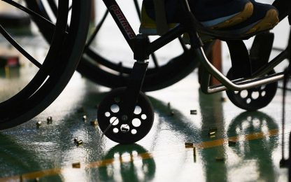 Un guanto hi-tech fa muovere le mani ai quadriplegici