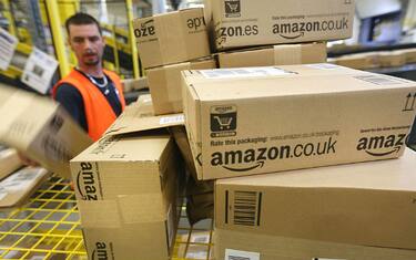 Amazon, Natale record: un miliardo i pacchi spediti durante le feste