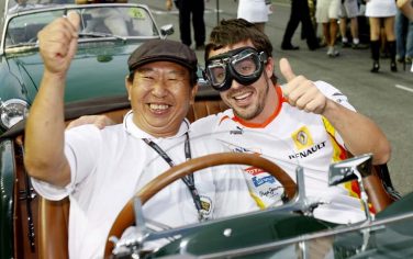 epa01876883 Spanish Formula One driver Fernando Alonso of Renault F1 Team is seen sitting in an oldtimer during the drivers parade prior to the start of the Grand Prix of Singapore at the Marina Bay Street Circuit in Singapore, 27 September 2009.  EPA/JAN WOITAS