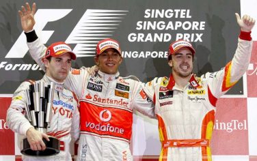 epa01877150 First placed British Formula One driver Lewis Hamilton of McLaren Mercedes (C) celebrates on the podium with second placed German Formula One driver Timo Glock of Toyota Racing (L) and third placed Spanish Formula One driver Fernando Alonso of Renault F1 Team after the Grand Prix of Singapore at the Marina Bay Street Circuit in Singapore, 27 September 2009.  EPA/Felix Heyder
