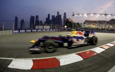 epa01874073 German Formula One driver Sebastian Vettel of Red Bull Racing steers his car during the first practice session at the Marina Bay Street Circuit in Singapore, 25 September 2009. The Formula One Grand Prix of Singapore will take place on 27 September 2009.  EPA/JAN WOITAS