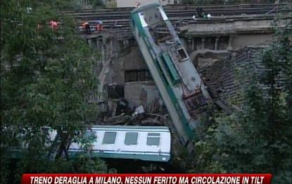 Milano, deraglia treno: due carrozze in un cortile