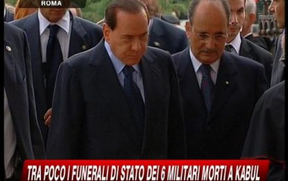 L'arrivo di Berlusconi ai funerali dei caduti di Kabul