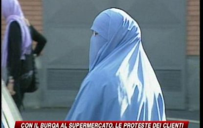 Treviso, va con il burqa al supermercato: "cacciatela"