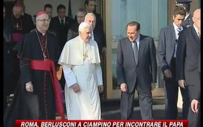 Berlusconi saluta il Papa all'aeroporto di Ciampino