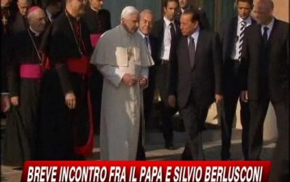 Berlusconi saluta il Papa all'aeroporto di Ciampino