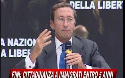 Immigrati, Fini divide il Pdl. Maroni attacca l'Ue