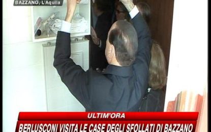 Abruzzo, Berlusconi nelle case consegnate agli sfollati