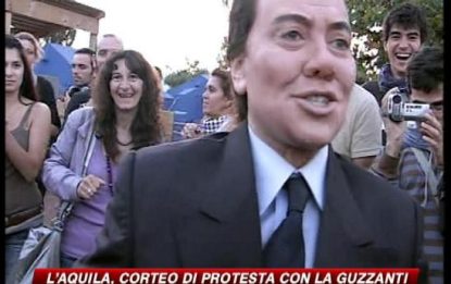 L'Aquila, corteo anti-Berlusconi con Sabina Guzzanti