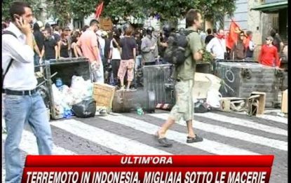 Centri sociali in corteo a Napoli, molotov contro la polizia