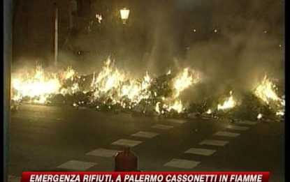 Palermo, caos rifiuti e cassonetti dati alle fiamme
