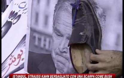 Il lancio della scarpa per protesta, non c'è solo Bush