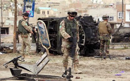 Strage Kabul, dopo l'autobomba spari sui parà italiani