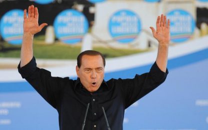 Berlusconi, i sindaci e la barzelletta sul lato b della mela