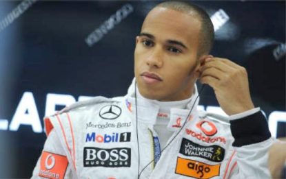 Hamilton guida la McLaren con l'I-phone. Ci credi? Guarda!