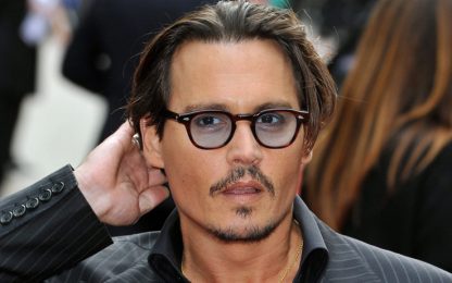 Johnny Depp ubriaco cade per strada e fa un gestaccio: VIDEO