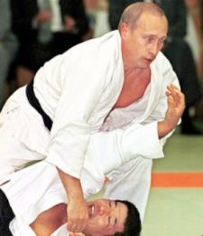 Russia, Putin cintura nera sfida i campioni di judo