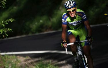 Italy's Ivan Basso pedals during the 16th stage of the Giro d'Italia, Tour of Italy cycling race, from Pergola to Monte Petrano, in Cagli, Italy, Monday, May 25, 2009. (AP Photo/Alessandro Trovati)