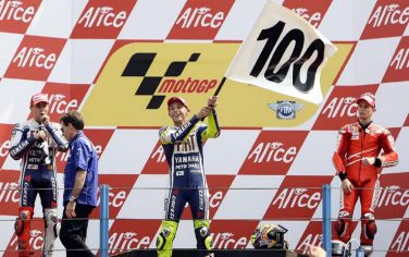 epa01776063 MotoGP world champion Valentino Rossi celebrates his 100th grand prix victory. He won from pole position at the Dutch TT race at Assen, Netherlands, 27 June 2009, and took the lead in the overall standings. The Italian Yamaha rider finished beated his team mate Jorge Lorenzo (L) by more than five seconds and Australian Ducati rider Casey Stoner (R) by more than 23 seconds.  EPA/VINCENT JANNINK