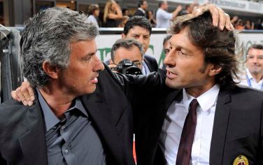 20090829 - MILANO - SPO - CALCIO: CAMPIONATO SERIE A; MILAN - INTER.Mourinho (s) e Leonardo si salutano prima dell'inizio della partita questa sera , 29 agosto 2009, allo stadio Meazza di Milano.DANIEL DAL ZENNARO/ANSA /DC