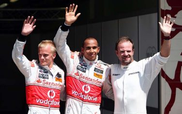 epa01833172 British Formula One driver Lewis Hamilton (C) of McLaren Mercedes cheers with his teammate Finnish Formula One driver Heikki Kovalainen (L) and Brazilian Formula One driver Rubens Barrichello of Brawn GP after he won the qualifying race of the Grand Prix of Europe at the Valencia Street Circuit in Valencia, Spain, 22 August 2009. The Grand Prix of Europe will take place on Sunday, 23rd August 2009.  EPA/JAN WOITAS