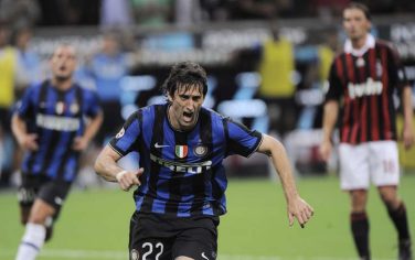 epa01841258 Argentinian's Inter Milan player Milito Diego Alberto celebrates after scoring against AC Milan during the Inter Milan vs AC Milan Serie A soccer  match at the Meazza stadium in Milan Italy on 29 August 2009.  EPA/DANIEL DAL ZENNARO