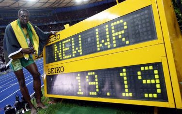 epa01831124 Usain Bolt of Jamaica wins the 200m final with New World  Record at the 12th IAAF World Championships in Athletics, Berlin, Germany, 20 August 2009  EPA/KAY NIETFELD