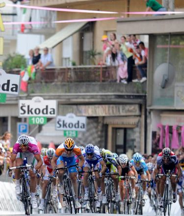 20090510 - VALDOBBIADENE (TREVISO) - SPR : CICLISMO: GIRO; PETACCHI VINCE ANCHE 3/A TAPPA ED E' LA NUOVA MAGLIA ROSA.Alessandro Petacchi vince allo sprint la terza tappa del del 92/o Giro d'Italia di ciclismo, Grado-Valdobbiadene di 198 km. Petacchi si era imposto anche nella tappa di ieri.      Grazie alla vittoria di oggi, Petacchi e' la nuova maglia rosa del Giro. Lo spezzino e' riuscita a soffiarla al britannico Mark Cavendish. ANSA / MAURIZIO BRAMBATTI / PAL