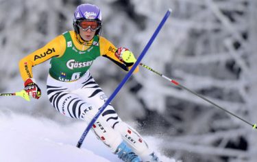 epa01587037 German Maria Riesch in action during the Women's alpine skiing World Cup slalom race in Semmering , Austria on 29 December 2008.  EPA/ROLAND SCHLAGER