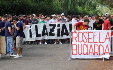 sport_calcio_italiano_tifosi_roma_trigoria_protesta
