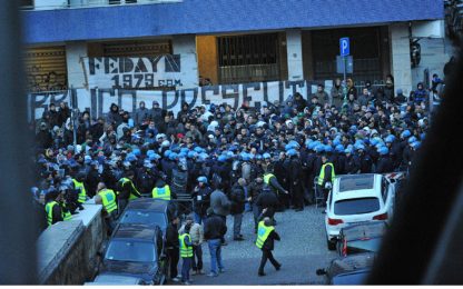 Napoli irriconoscibile, proteste ultrà fuori dallo stadio
