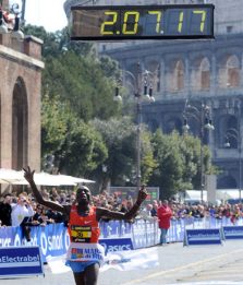 Dramma alla Maratona di Roma: muore un italiano. Vince Kolum