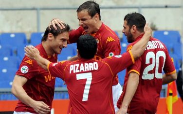 20090419 - ROMA - SPR : CALCIO: ROMA-LECCE.Il capitano della Roma Francesco Totti (primo a sinistra) esulta con i compagni dopo aver realizzato la prima rete, oggi allo stadio Olimpico di Roma.   ANSA / CLAUDIO ONORATI / on-PAL 