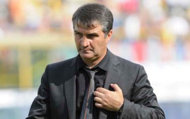 Lecce coach Luigi De Canio during an Italian Serie A soccer match between Bologna and Lecce, in Bologna, Italy, Sunday, May 17 2009. (AP Photo/Gianni Schicchi)