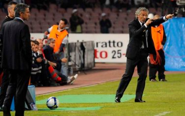 Napoli coach Roberto Donadoni, right, gives directions to his players as Inter Milan coach Jose Mourinho, left, looks on during a Serie A soccer match between Napoli and Inter Milan, at Naples' San Paolo stadium, Italy, Sunday, April 26, 2009. (AP Photo/Salvatore Laporta)