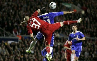 epa01691875 Liverpool's Martin Skirtel (L) and Chelsea's Didier Drogba (C) challenge for the ball during their UEFA Champions League Quarter Final soccer match at Anfield, Liverpool, north west England, 08 April 2009.  EPA/LEE SANDERS  .