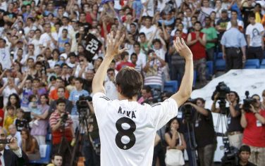 epa01779624 Real Madrid new signing Brazilian player Ricardo Izecson 'Kaka' salutes as he enters the Santiago Bernabeu stadium for his official presentation as new player of the Primera Division soccer team on Tuesday 30 June 2009 in Madrid, central Spain.  EPA/BALLESTEROS