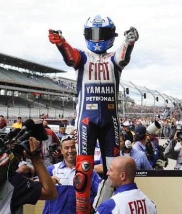 epa01842566 Red Bull Indianapolis MotoGP winner Fiat Yamaha Team rider Jorge Lorenzo of Spain points to his crew as he celebrates at the Indianapolis Motor Speedway in Indianapolis, Indiana, USA 30 August 2009. Lorenzo won after pole sitter Dani Pedrosa and favorite Valentino Rossi both crashed during the race.  EPA/TANNEN MAURY