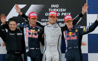 epa01754511 An unidentified engineer (l-r), Australian Formula One driver Mark Webber of Red Bull Racing, British Formula One driver Jenson Button of Brawn GP and German Formula One driver Sebastian Vettel of Red Bull Racing celebrates on the podium after the Formula One Grand Prix of Turkey at Istanbul Otodrom Circuit in Istanbul, Turkey, 07 June 2009.  EPA/Jan Woitas