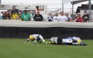 epa01842554 Valentino Rossi from Italy crashes during the Red Bull Indianapolis MotoGP at the Indianapolis Motor Speedway in Indianapolis, Indiana, USA 30 August 2009.  EPA/STEVE MITCHELL