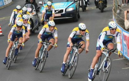 Tour, Armstrong vince la cronosquadre e raggiunge Cancellara