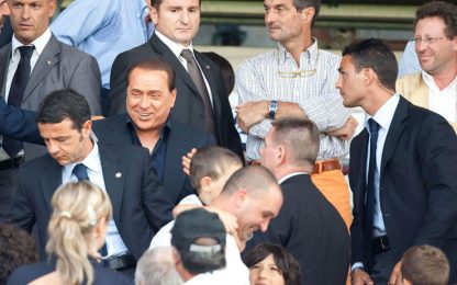Berlusconi: Milan, cambia marcia. Un tifoso: Silvio, compra!