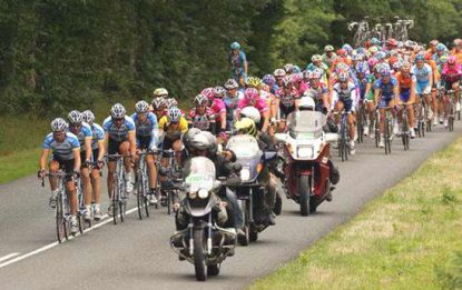 Tragedia al Tour: muore una donna investita da una moto