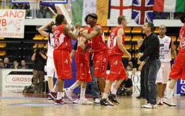 Siena non sbaglia, vincono le inseguitrici, cade Cantù
