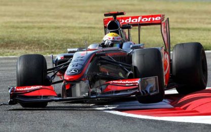 Hamilton in pole a Monza. "Fisico" (14°) debutta in Ferrari