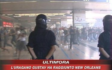 Napoli, assalto ultrà al treno diretto a Roma