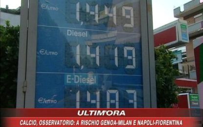 In calo il prezzo del petrolio, resta cara la benzina