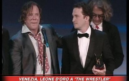 Venezia, "The Wrestler" conquista il Leone d'Oro