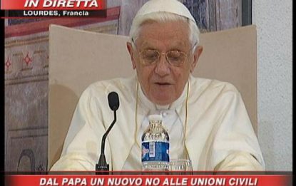 Il Papa: "Niente benedizione per i divorziati risposati"